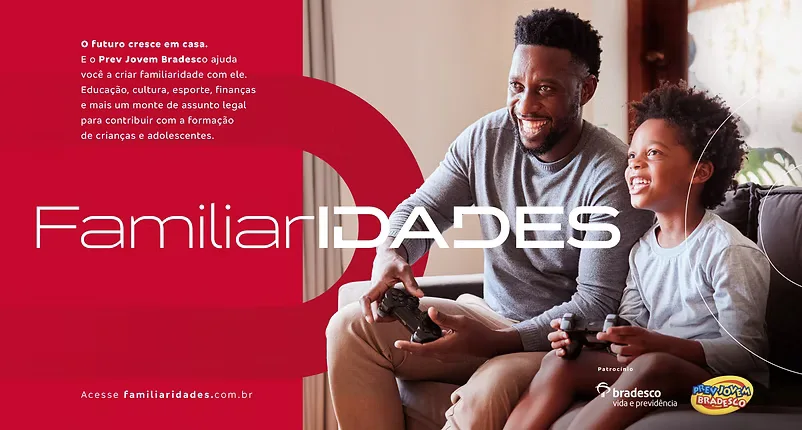 Key visual da campanha FamiliarIDADES: pai e filho jogando videogame juntos no sofá de casa