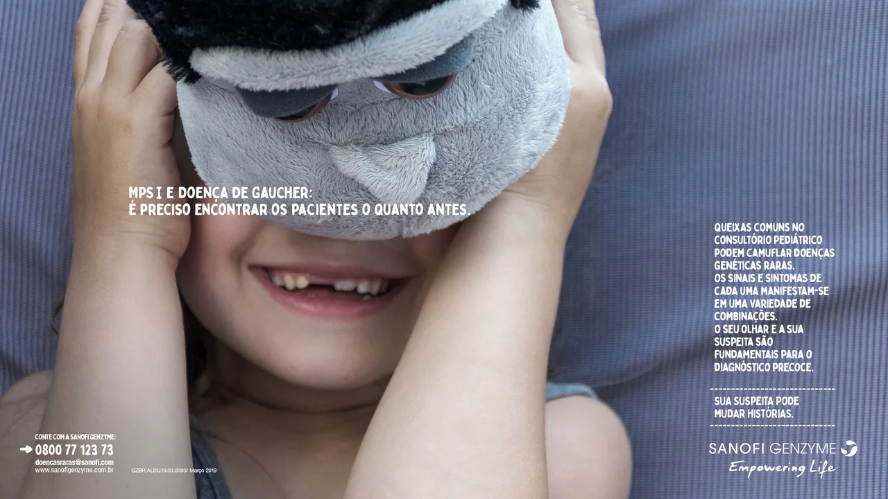 Anúncio da campanha: menina sorridente cobrindo os olhos com um bicho de pelúcia, ao lado do mote "MPS I e Doença de Gaucher: é preciso encontrar os pacientes o quanto antes"
